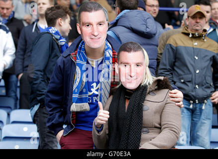 Leicester City Fans tragen Nigel Pearson Gesichtsmasken während der Sky Bet Championship im King Power Stadium, Leicester. Stockfoto