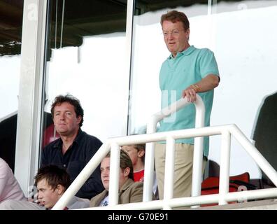 Der ehemalige Daily Mirror Editor Piers Morgan (L) sieht mit Boxpromoter Frank Warren das Arsenal und Leicester City Barclaycard Premiership Match im Highbury Stadium von Arsenal in London. Stockfoto