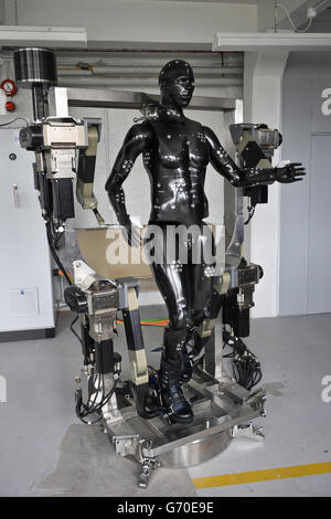 Die Roboterfigur Porton man, die bei der Prüfung der nächsten Generation von chemischen und biologischen Anzügen für die britischen Streitkräfte helfen wird, die in Porton Down, Wiltshire, vorgestellt wurde. Stockfoto