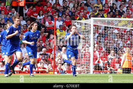 Paul Dickov (R) von Leicester City feiert sein Tor gegen Arsenal während ihres Barclaycard Premiership-Spiels im Highbury Stadium von Arsenal, London, Samstag, 15 2004. Mai. Stockfoto