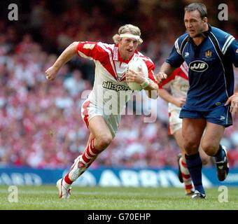 Der Matchmann von St. Helens Sean Long (links) kommt während des Powergen Challenge Cup Finales im Millennium Stadium, Cardiff, am 15 2004. Mai von Wigans Craig Smith weg. NUR FÜR REDAKTIONELLE ZWECKE Stockfoto