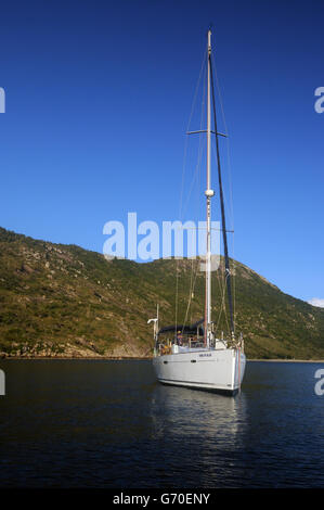 Yacht vor Anker in Watsons Bay, Lizard Island, Great Barrier Reef, Queensland, Australien. Weder Herr PR Stockfoto