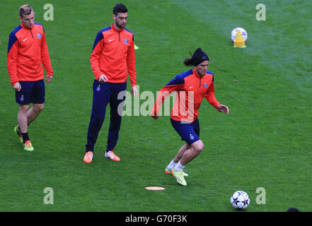 Paris Saint-Germain's Edinson Cavani auf dem Ball mit Javier Pastore und Lucas Digne warten während des Trainings an der Stamford Bridge, London. Stockfoto