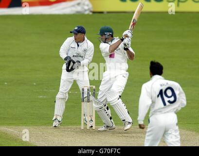 Worcestershires Graeme Hick schneidet eine Lieferung von Shoaib Malik aus Gloucestershire während seines Jahrhunderts am Eröffnungstag des Spiels der Frizzell County Championship in New Road, Worcester. Stockfoto