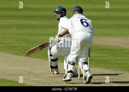 Graeme Hick von Worcestershire übergibt während seines Jahrhunderts am Eröffnungstag des Frizzell County Championship-Spiels in New Road, Worcester, eine Lieferung von Ian Fisher von Gloucestershire. Stockfoto