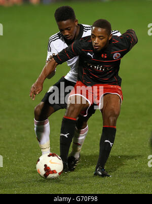 Fußball - FA Youth Cup - Halbfinale - zweite Etappe - Fulham gegen Reading - Craven Cottage. Lesungen Tariqe Fosu und Fulhams Ryheem Sheckleford Stockfoto