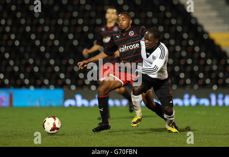 Fußball - FA Youth Cup - Halbfinale - zweite Etappe - Fulham gegen Reading - Craven Cottage. Fulhams Solomon Sambou und Reading's Tariqe Fosu Stockfoto