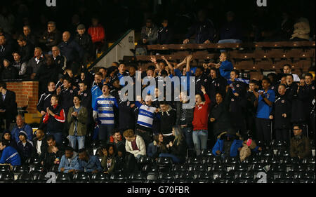 Fußball - FA Youth Cup - Halbfinale - zweite Etappe - Fulham gegen Reading - Craven Cottage. Leserfans unterstützen ihr Team auf den Tribünen Stockfoto