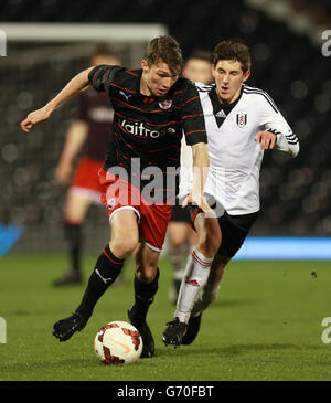 Fußball - FA Youth Cup - Halbfinale - zweite Etappe - Fulham gegen Reading - Craven Cottage. Jack Stacey von Reading und Emerson Hyndman von Fulham Stockfoto