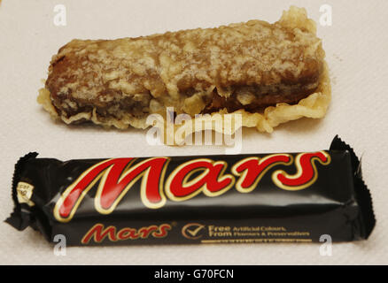 Vor den Commonwealth Games in Glasgow 2014 wird in einem Chipshop in Glasgow eine frittierte Mars-Bar zubereitet. Stockfoto