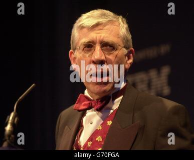 Der britische Außenminister Jack Straw nimmt am CBI Dinner 2004 im Grosvenor House Hotel in London Teil. Großbritannien werde die Interessen seiner Wirtschaft während der Verhandlungen über die Fertigstellung der vorgeschlagenen europäischen Verfassung schützen, betonte Außenminister Jack Straw heute Abend. Bei dem jährlichen Abendessen des britischen Industrieverbands in London sagte Herr Straw, dass das Abkommen die Wettbewerbsfähigkeit nicht untergraben dürfe. Stockfoto