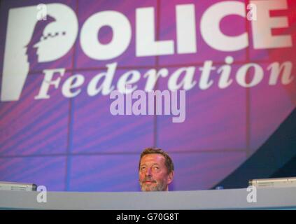 David Blunkett, Innenminister, hört sich Jan Berry, Vorsitzender der Polizeiföderation, auf ihrer jährlichen Konferenz in Bournemouth an. Stockfoto