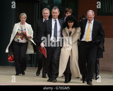 Der ehemalige stellvertretende Sprecher des Unterhauses, Nigel Evans (3. Links), verlässt das Crown Court von Preston, nachdem er nach einem fünfwöchigen Verfahren für nicht schuldig befunden wurde. Stockfoto