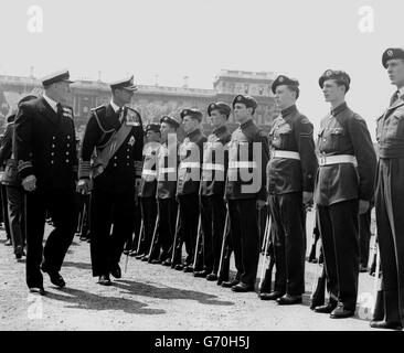 Der Herzog von Edinburgh inspiziert das Lufttrainingskorps-Kontingent bei der zeremoniellen Parade des Kadettenkorps der drei Dienste auf der Horse Guards Parade, London. Die Parade war eine Vorbereitungs für den Eintritt der Kadetten in die Dienste. Stockfoto