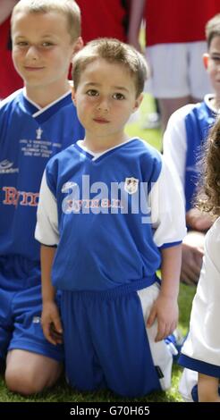 Dennis Wise's Sohn Henry als Maskottchen für Millwall vor dem FA Cup Finale gegen Manchester United während des FA Cup Finales im Millennium Stadium, Cardiff, Samstag, 22 2004. Mai. Stockfoto