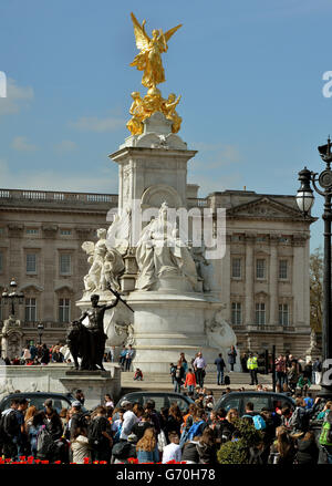 Die Queen Victoria Memorial Statue, die sich vor dem Buckingham Palace im Zentrum von London befindet. Stockfoto