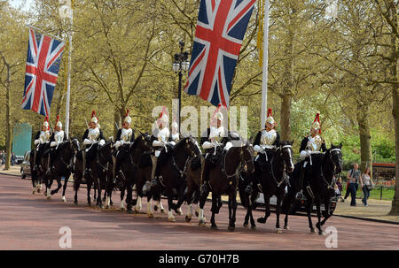 Mitglieder der Household Cavalry fahren die Mall hinunter in Richtung Buckingham Palace, nachdem sie in Whitehall im Zentrum von Westminster in London ihren Wachdienst hatten. Stockfoto