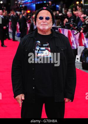 AVI Arad kommt zur Weltpremiere des Films The Amazing Spiderman 2, der im Odeon Leicester Square im Zentrum von London stattfand. Stockfoto