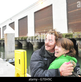 Invest Africa Skipper Rich Gould schaut kurz nach seiner Ankunft in San Francisco, USA, mit seiner Mutter weiter. DRÜCKEN Sie VERBANDSFOTO. Bilddatum: Donnerstag, 10. April 2014. Bildnachweis sollte Josh Edelson / PA Wire lesen Stockfoto