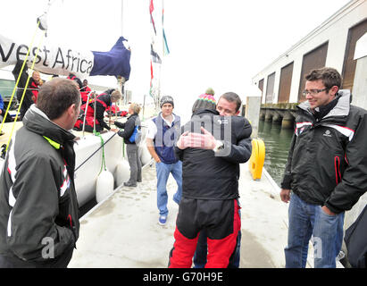 Invest Africa Skipper Rich Gould reagiert mit Crew-Mitgliedern kurz nach der Ankunft in San Francisco, USA. DRÜCKEN SIE VERBANDSFOTO. Bilddatum: Donnerstag, 10. April 2014. Auf dem Foto sollte Josh Edelson/PA Wire stehen Stockfoto