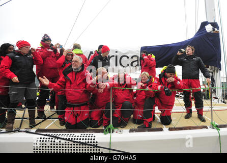 Invest Africa Crew-Mitglieder jubeln bei ihrer Ankunft in San Francisco, USA. DRÜCKEN Sie VERBANDSFOTO. Bilddatum: Donnerstag, 10. April 2014. Bildnachweis sollte Josh Edelson / PA Wire lesen Stockfoto