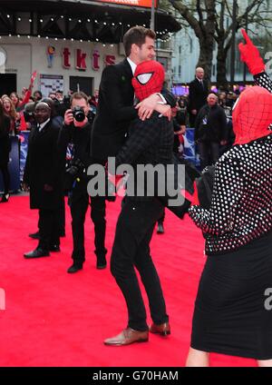 Andrew Garfield, der mit einem als Spiderman verkleideten Mann bei der Weltpremiere des Films The Amazing Spiderman 2 auf dem Odeon Leicester Square im Zentrum von London herumlunzt. Stockfoto