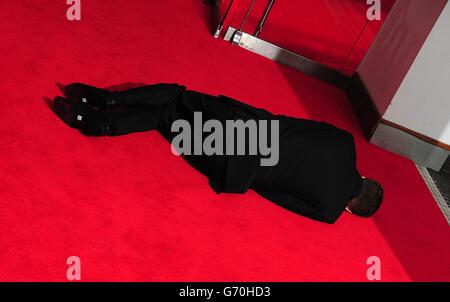 Andrew Garfield auf dem roten Teppich bei der Weltpremiere des Films The Amazing Spiderman 2, der im Odeon Leicester Square im Zentrum von London stattfand. Stockfoto