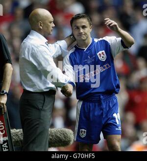 Milwall-Spieler-Manager Dennis Wise zeigt seine Dejektion mit Trainer Ray Wilkins (links), nachdem sein Team am Samstag, den 22 2004. Mai, 3-0 von Manchester United im FA Cup Finale im Millennium Stadium, Cardiff, geschlagen wurde. Stockfoto