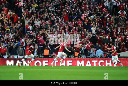 Fußball - FA Cup - Halbfinale - Wigan Athletic gegen Arsenal - Wembley Stadium. Per Mertesacker von Arsenal feiert das Tor zum Eröffnungstreffer seines Teams Stockfoto
