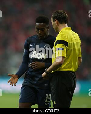 Fußball - UEFA Champions League - Viertelfinale - zweite Etappe - Bayern München / Manchester United - Allianz Arena. Danny Welbeck von Manchester United (links) und Matchschiedsrichter Jonas Eriksson Stockfoto