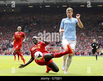 Edin Dzeko von Manchester City (rechts) und Mamadou Sakho von Liverpool kämpfen während des Barclays Premier League-Spiels in Anfield, Liverpool, um den Ball. Stockfoto