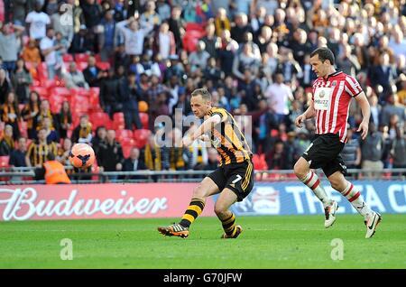 David Meyler von Hull City (links) erzielt das fünfte Tor des Spiels Stockfoto