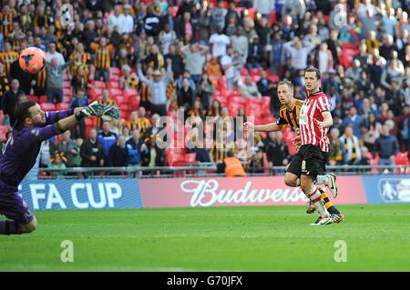 Fußball - FA Cup - Halbfinale - Hull City / Sheffield United - Wembley Stadium. David Meyler (zweiter rechts) von Hull City erzielt das fünfte Tor des Spiels Stockfoto