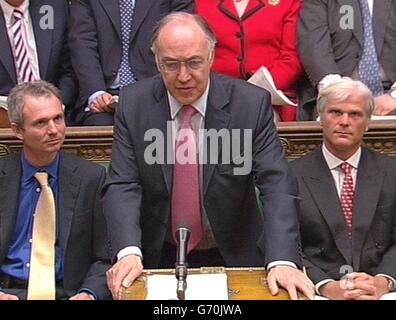 Der Oppositionsführer Michael Howard spricht im Londoner Unterhaus während der Fragestunde des Premierministers. Stockfoto