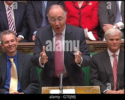 Oppositionsführer Michael Howard spricht im Londoner Unterhaus während der Fragen des Premierministers. Stockfoto