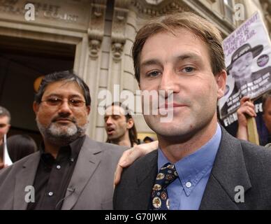 Guy Harrison vor dem Bow Street Magistrate Court in London, Dort wurde er mit einer Geldstrafe von 600 Jahren belegt und zu 55 Kosten verurteilt, nachdem er sich schuldig gemacht hatte wegen des Mehlbombenanschlags auf Premierminister Tony Blair in der vergangenen Woche im Unterhaus.ihm wurde vorgeworfen, "Drohungen, beleidigende oder beleidigende Worte oder Verhaltensweisen zu verwenden, Oder ungeordnetes Verhalten, das wahrscheinlich Belästigung, Alarm oder Bedrängnis verursacht" im Unterhaus am 19. Mai. Ron Davis (links) plädierte für nicht schuldig an der gleichen Straftat. Stockfoto