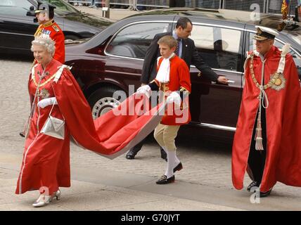 Königin Elizabeth II. Und der Herzog von Edinburgh kommen in der St. Paul's Cathedral im Zentrum von London an, um an einem Gottesdienst für den Orden des Britischen Imperiums teilzunehmen. Die Veranstaltung, bei der rund 2,500 Träger von KBE-, CBE-, MBE- oder OBE-Medaillen anwesend sind, findet alle vier Jahre statt, wobei die Königin als Souverän des Order of the British Empire nur alle acht Jahre anwesend ist. Stockfoto