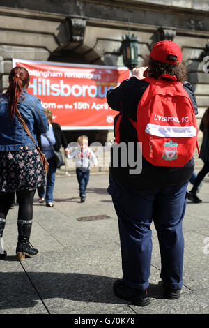 Fußball - Hillsborough 25th Anniversary Memorial Service - Nottingham Old Market Square. Ein Fan von Liverpool würdigt die Opfer der Hillsborough-Katastrophe auf dem Market Square in Nottingham. Stockfoto