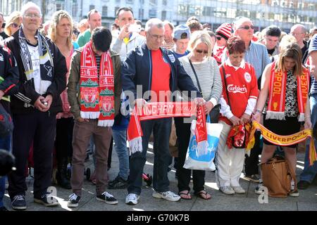 Fußball - Hillsborough 25th Anniversary Memorial Service - Nottingham Old Market Square. Fußballfans zollen den Opfern der Hillsborough-Katastrophe am Market Square in Nottingham ihren Respekt. Stockfoto