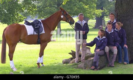 Das britische olympische „drei-Tage-Event-Team“, das in den Vereinigten Arabischen Emiraten bekannt gegeben wurde Windsor Internaional Horse Trials (Vorne Links-Rechts) Pippa Funnel, Willam Fox-Pitt Und Sarah Cutteridge. (BackRow) Yogi Breisner Team Manager und Leslie Law. Stockfoto