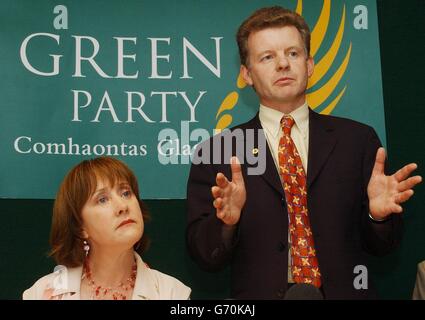 Der Vorsitzende der Grünen in Irland, Trevor Sargent, hält eine Pressekonferenz ab, um ihr Dubliner Manifest für die Kommunalwahlen mit der Europaabgeordneten für Dublin, Patricia McKenna, in Dublin zu starten. Stockfoto