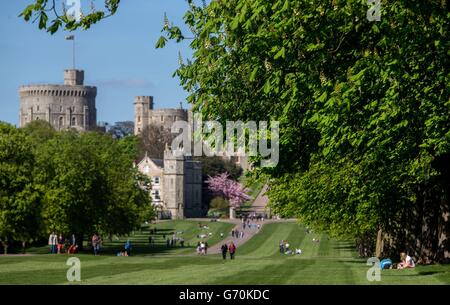 Touristen und Einheimische genießen die Sonne auf dem langen Spaziergang im Schloss Windsor in Berkshire, wenn die Temperaturen vor dem Osterwochenende steigen. Stockfoto