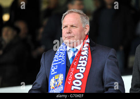 Barry Fry Fry, Fußballdirektor von Peterborough United, auf den Tribünen mit einem Schal von Peterborough United und Liverpool Stockfoto