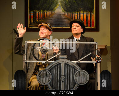 Mark Heap (rechts) als Jeeves und Robert Webb als Bertie Wooster bei einer Fotocall mit der neuen Besetzung von „Jeeves and Wooster in Perfect Nonsense“ im Duke of York's Theatre im Zentrum von London. Stockfoto