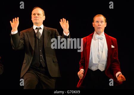 Mark Heap (links) als Jeeves und Robert Webb als Bertie Wooster bei einer Fotocall mit der neuen Besetzung von "Jeeves and Wooster in Perfect Nonsense" im Duke of York's Theatre im Zentrum von London. Stockfoto