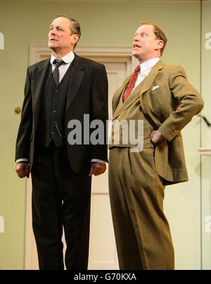 Mark Heap (links) als Jeeves und Robert Webb als Bertie Wooster bei einer Fotocall mit der neuen Besetzung von "Jeeves and Wooster in Perfect Nonsense" im Duke of York's Theatre im Zentrum von London. Stockfoto