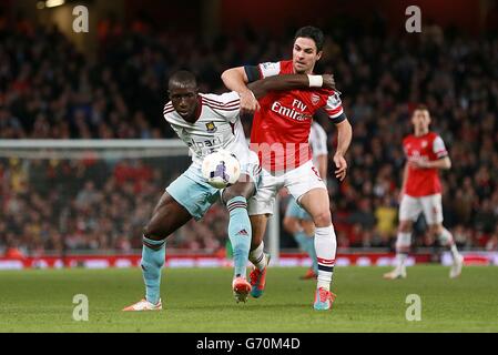 Fußball - Barclays Premier League - Arsenal V West Ham United - Emirates Stadium. Mohamed Diame von West Ham United und Mikel Arteta von Arsenal (rechts) kämpfen um den Ball Stockfoto