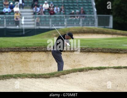 Stephen Dodd von Wales spielt in einem Fairway-Bunker auf dem 16. Loch, während der zweiten Runde der Volvo PGA Championships im Wentworth Golf Club, Virginia Water, Surrey Stockfoto