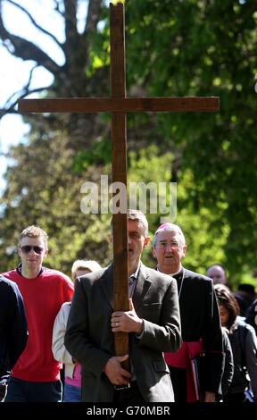 Erzbischof Diarmuid Martin (rechts, teilweise verdeckt) schließt sich der alljährlichen Karfreitagsprozession "Kreuzweg" vom Wellington Monument zum Papstkreuz im Phoenix Park, Dublin, an. Stockfoto