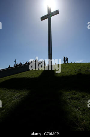 Die Teilnehmer erklimmen den Hügel am Papstkreuz während der jährlichen Karfreitagsprozession "Kreuzweg" vom Wellington Monument zum Papstkreuz im Phoenix Park, Dublin. DRÜCKEN Sie VERBANDSFOTO. Bilddatum: Freitag, 18. April 2014. Bildnachweis sollte lauten: Brian Lawless/PA Wire Stockfoto